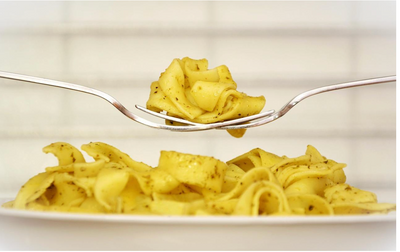 Waarom je beter zonder telefoon kunt eten