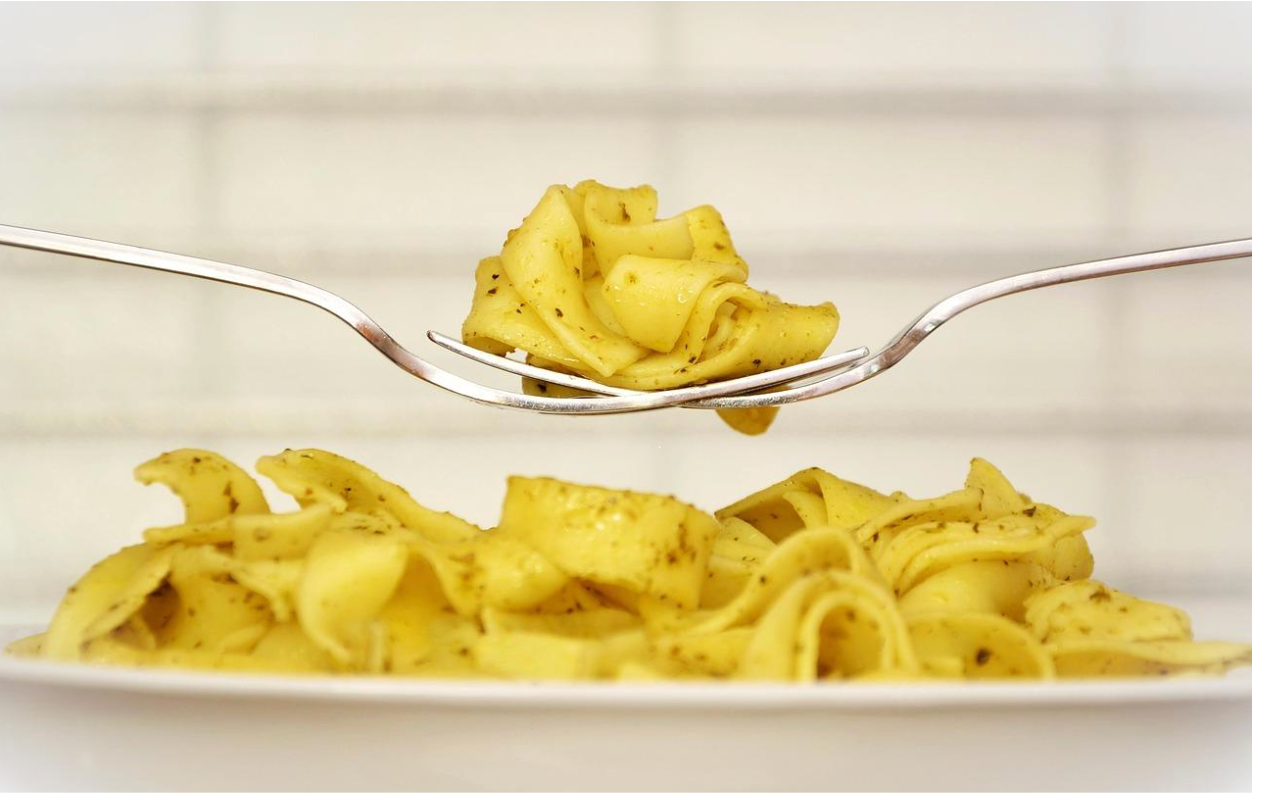 Waarom je beter zonder telefoon kunt eten